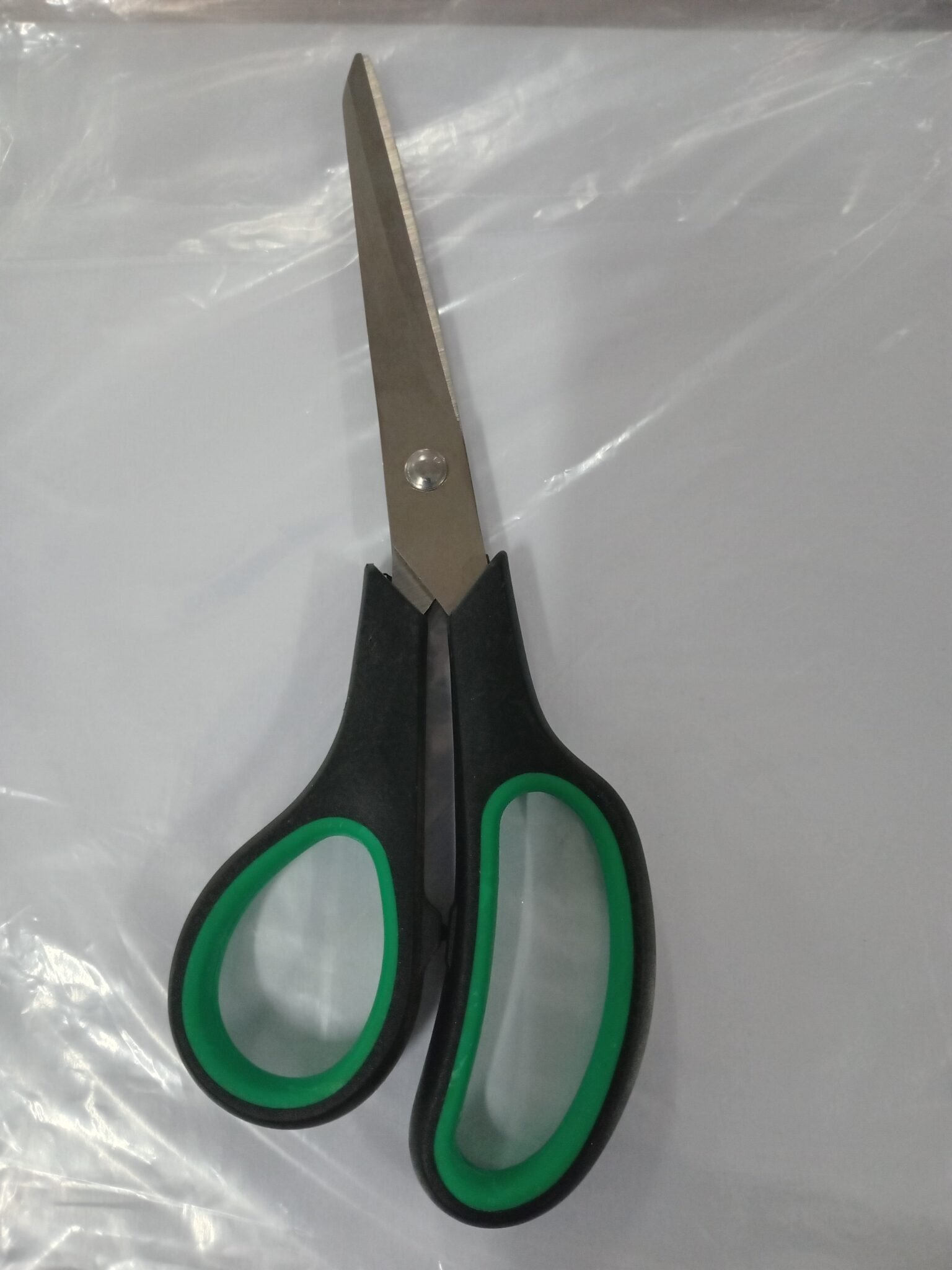 2026/09/JPEG_20260929_125943_3834442314095424428-scaled.jpg Green and Black Scissors - Image 1